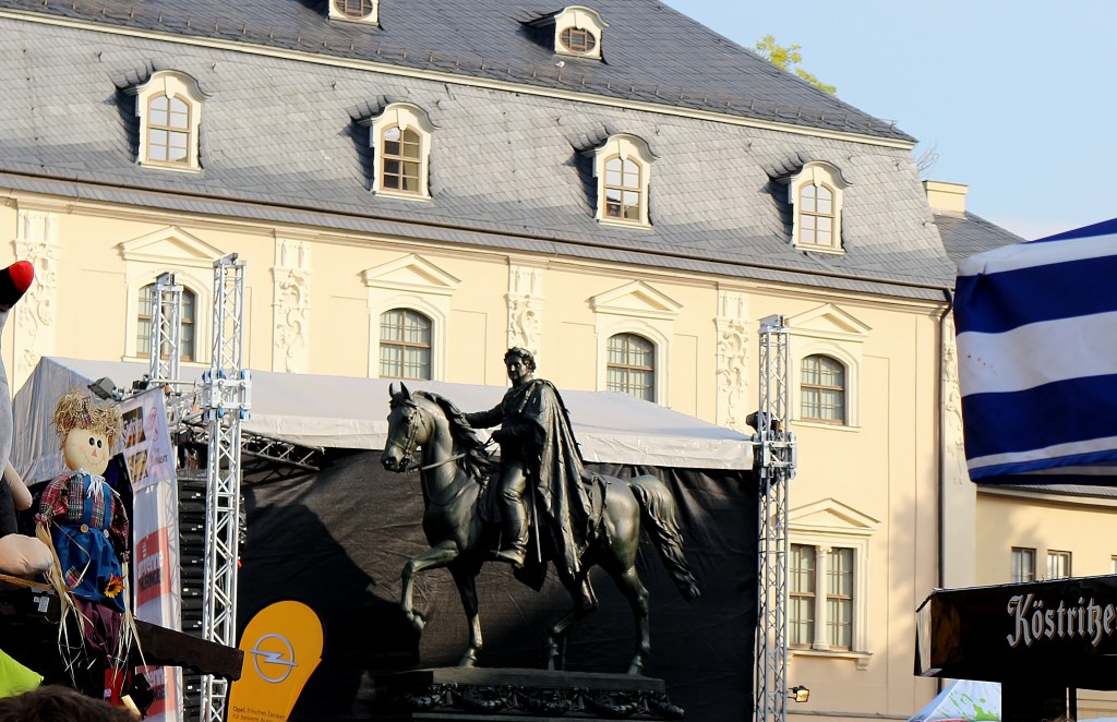 Das Carl-August-Denkmal am Platz der Demokratie. Im Hintergrund ist die Anna-Amalia-Bibliothek zu sehen.