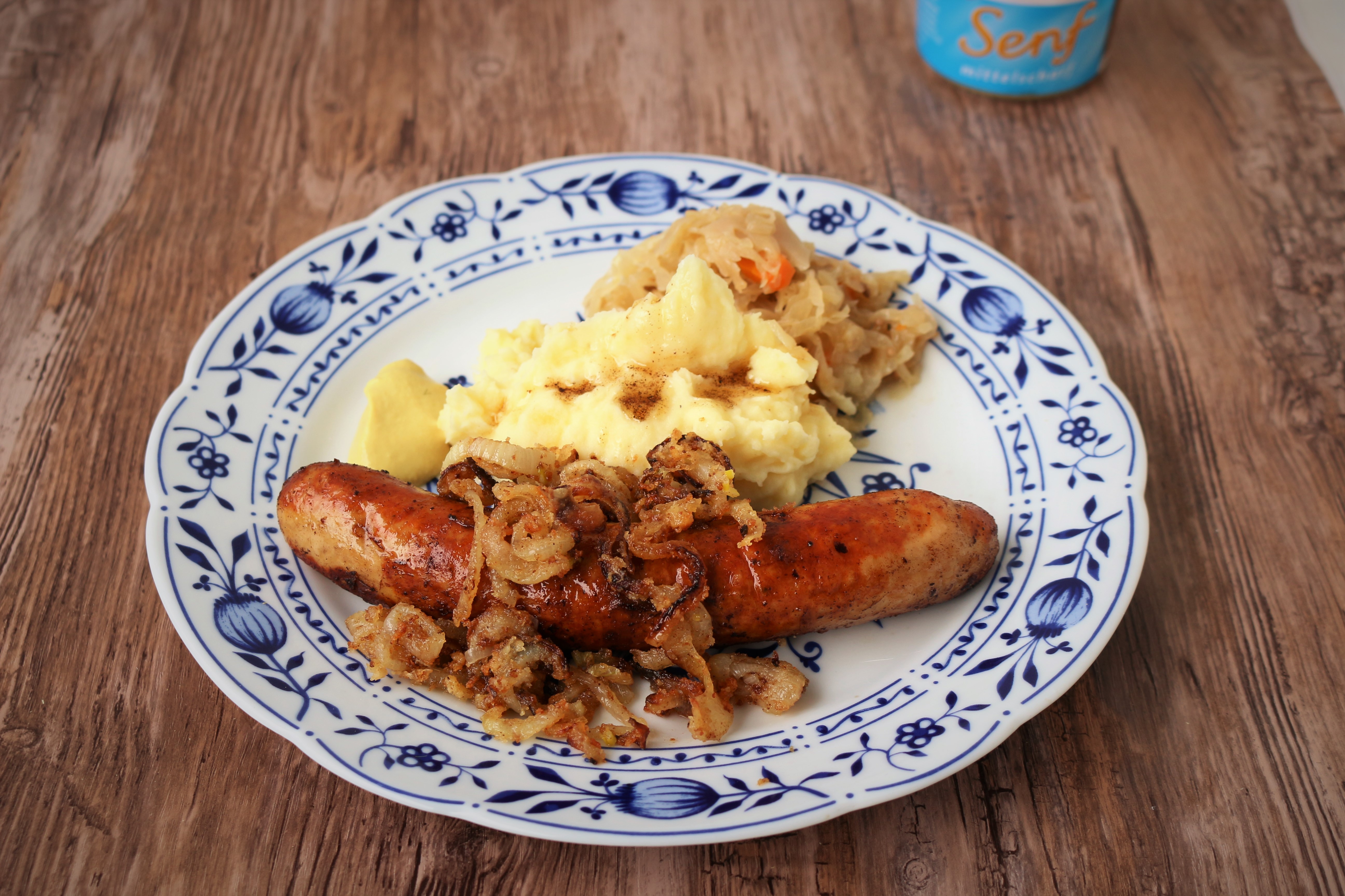 Thüringer Bratwurst mit Sauerkraut und Kartoffelpüree