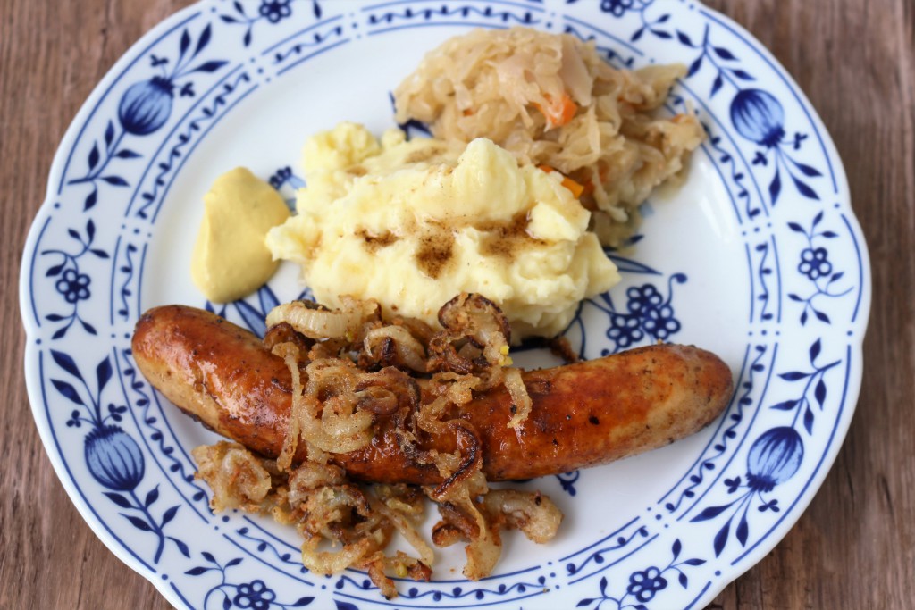 Thüringer Bratwurst mit Sauerkraut und Kartoffelpüree