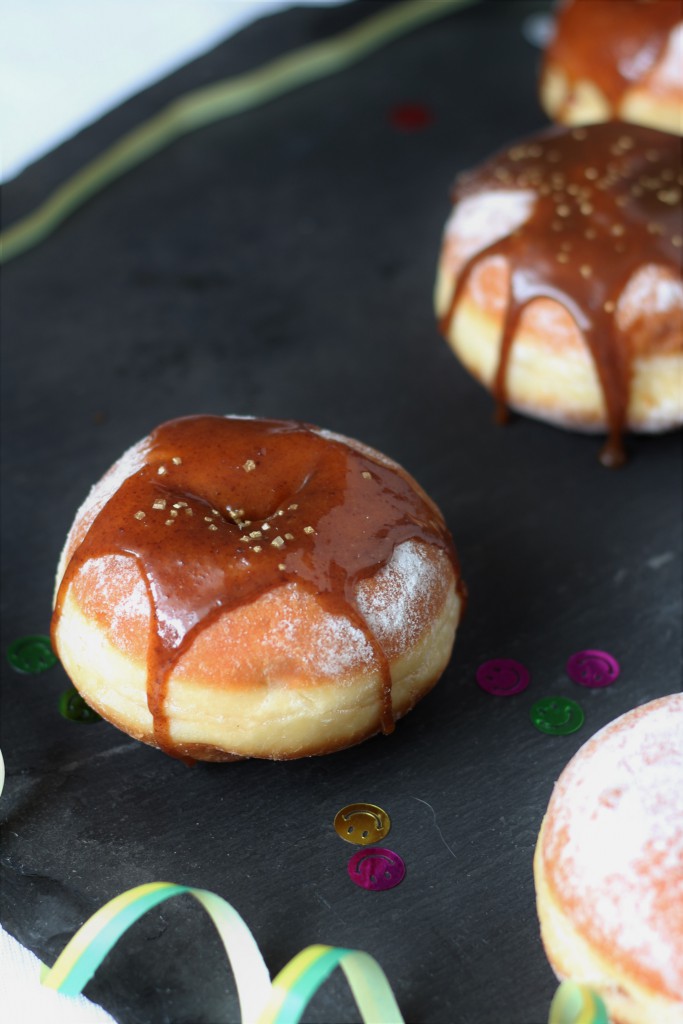 Pfannkuchen mit Pflaumenmussfüllung und Eierlikörkaramelltopping