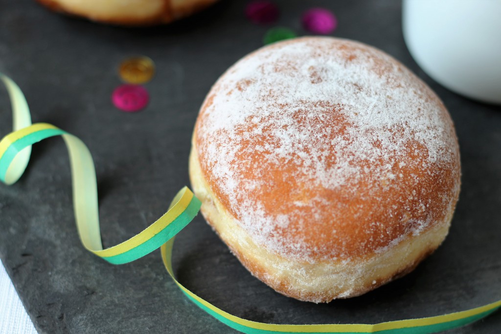 PfannkuchenPfannkuchen mit Pflaumenmussfüllung und Puderzucker