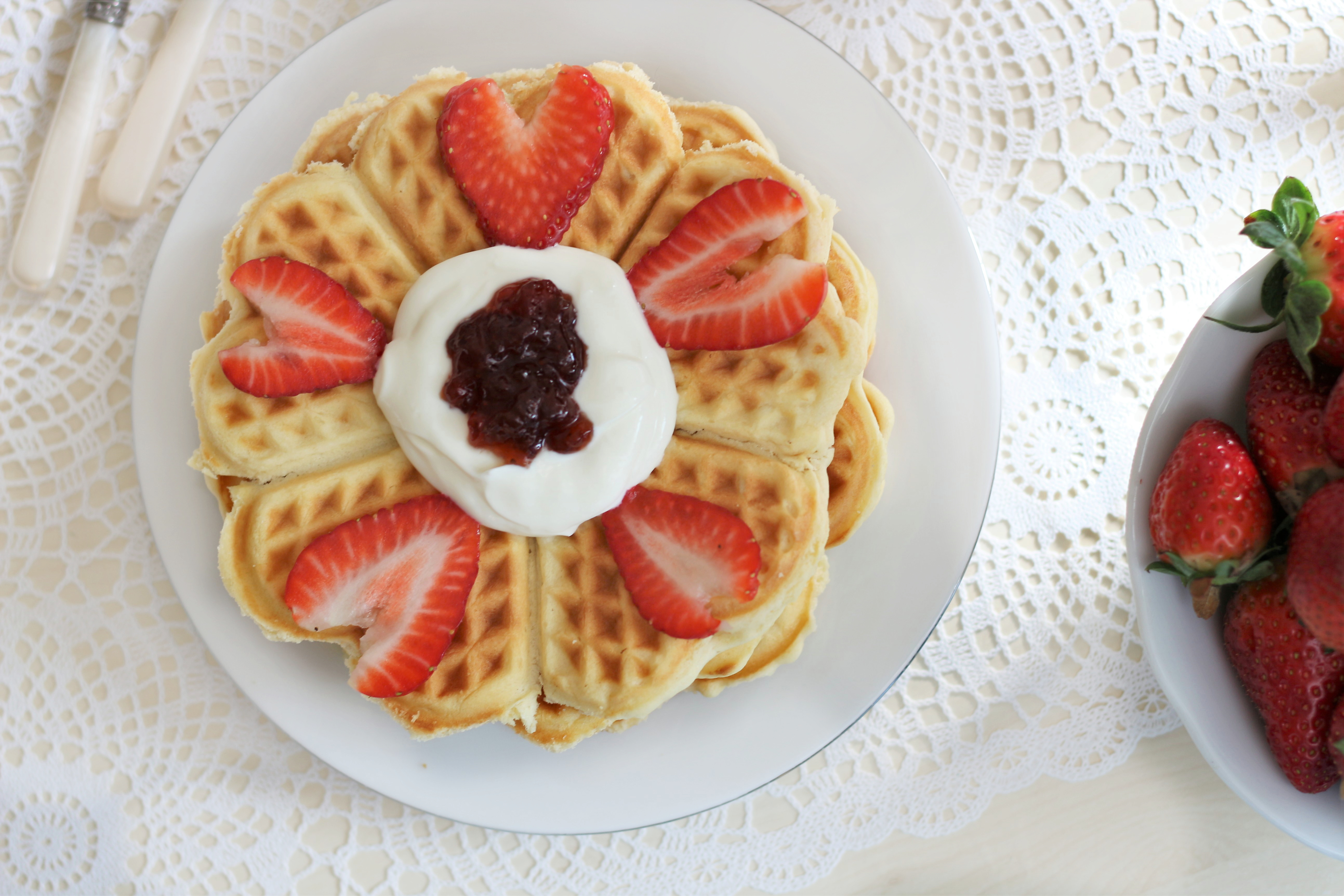 Waffeln mit Quark, Erdbeerkonfitüre und Erdbeeren