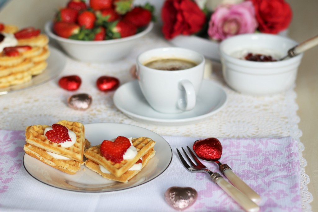 Frühstückstisch zum Valentinstag