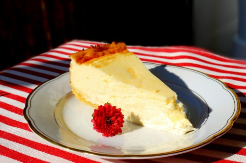 Quarkkuchen aufgeschnitten Aster daneben