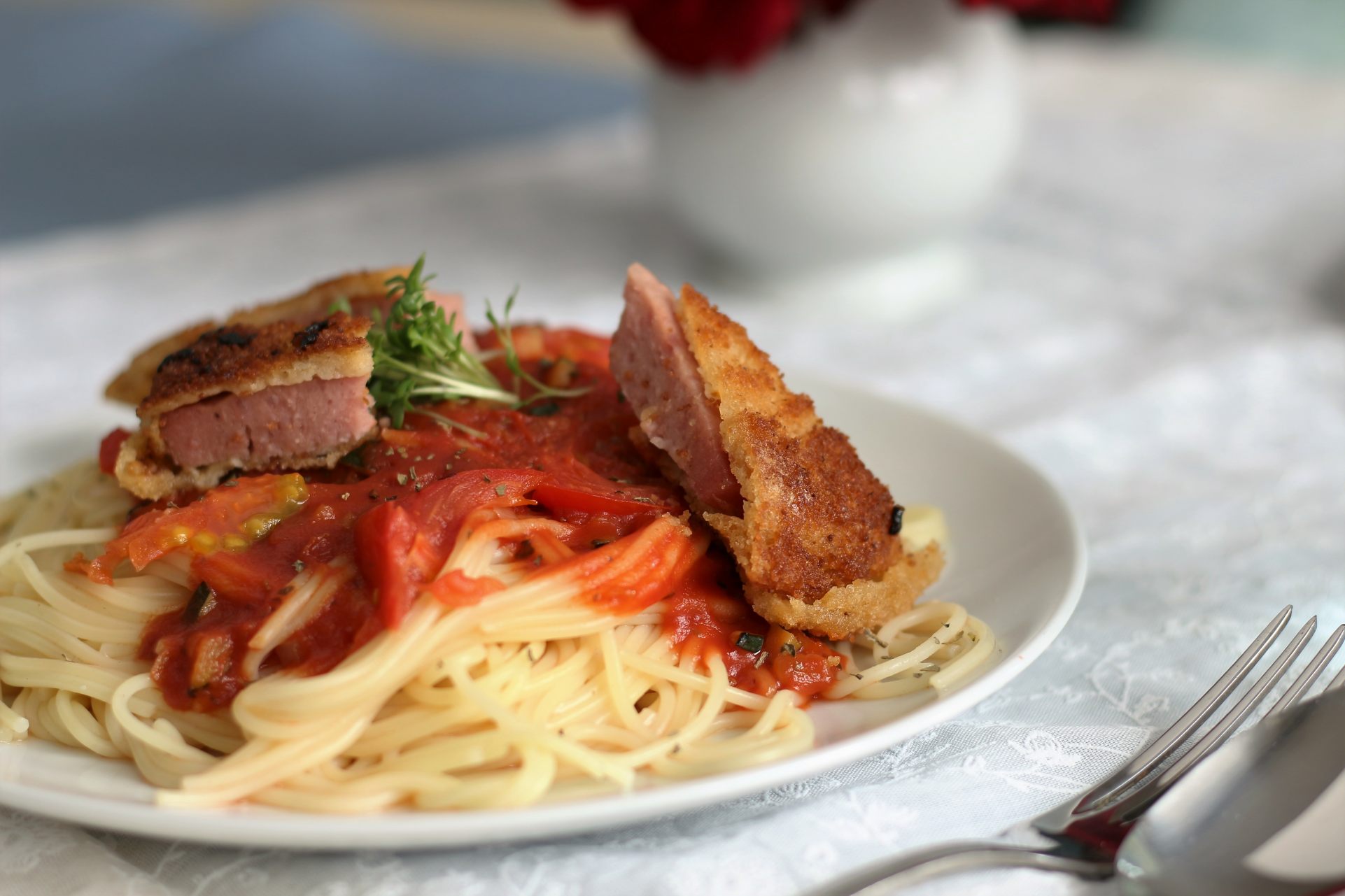 Jägerschnitzel mit Pasta und Tomatensoße | Gaumen Markt Blog