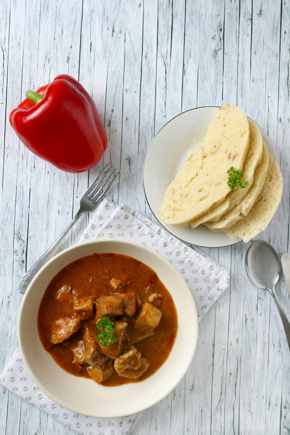 Schwarzbiergulasch mit Semmelknoedel