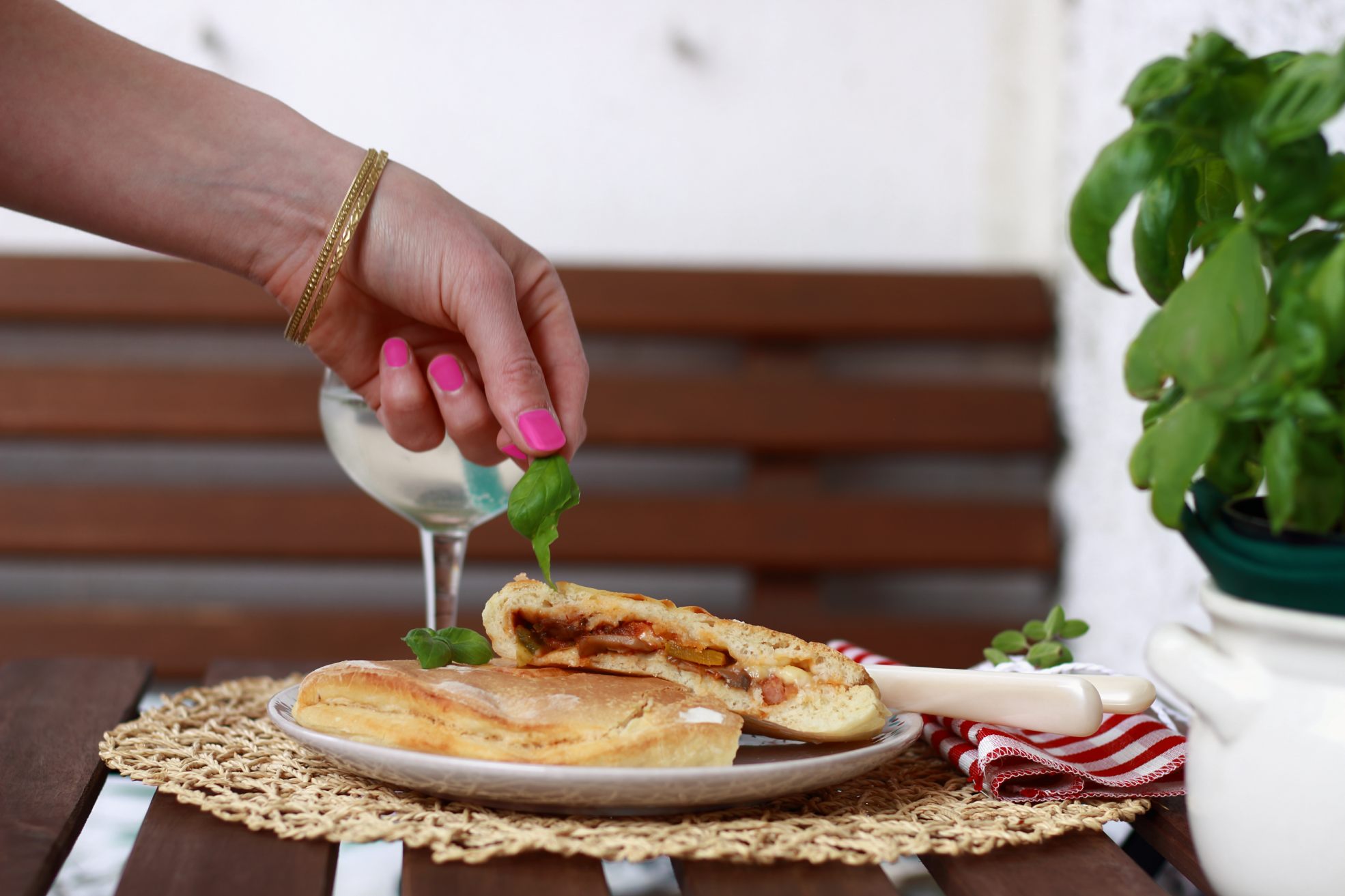 Calzone mit Tomate und Greussner Salami