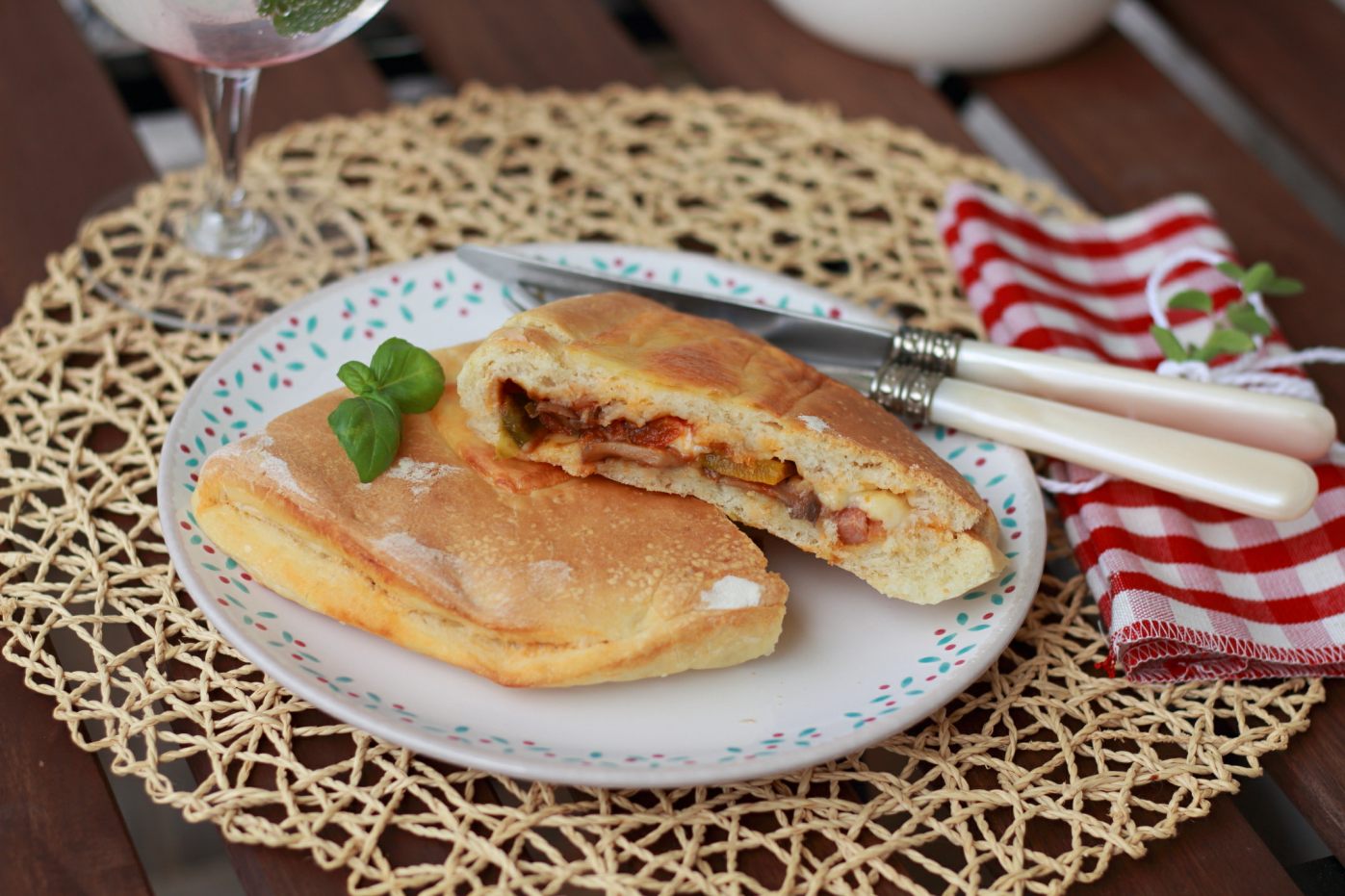 Calzone mit Tomate und Greussner Salami