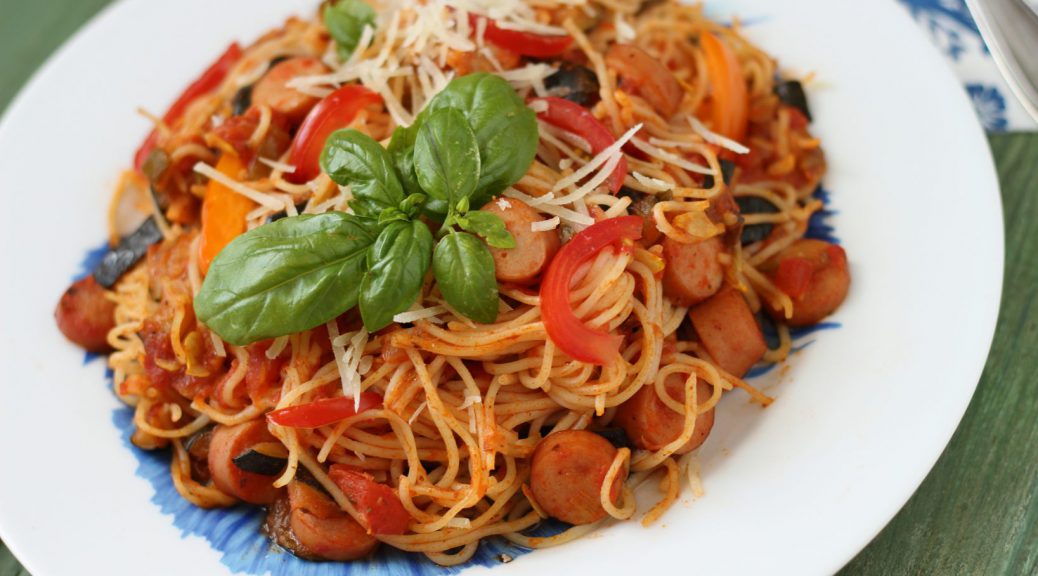 Sommerliches Wurstgulasch mit Spaghetti