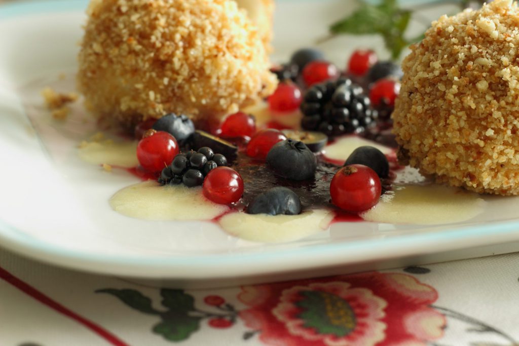 Nougatknödel mit Vanille- und Beerensoße | Gaumen Markt Blog