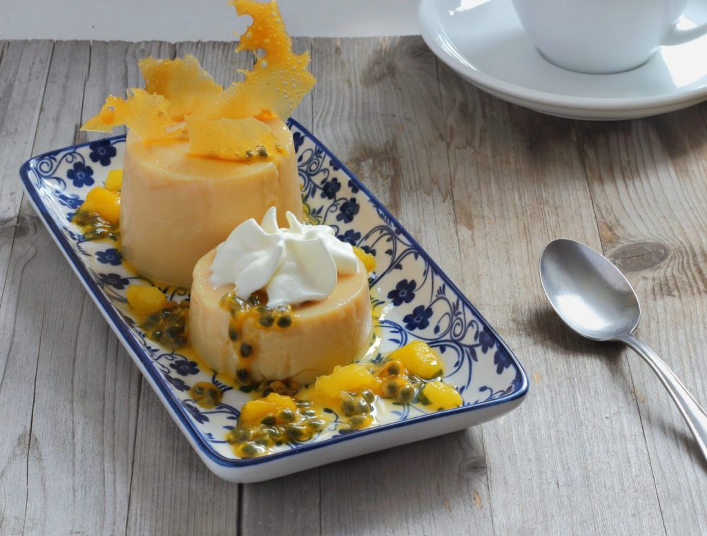 Karamellpudding mit Mango-Maracujasalat | Gaumen Markt Blog